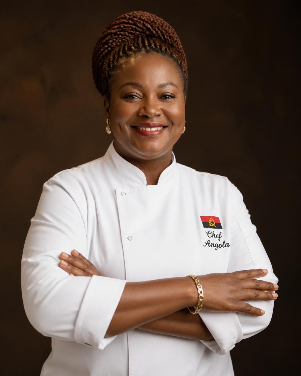 Chef angolana sorridente em uniforme branco