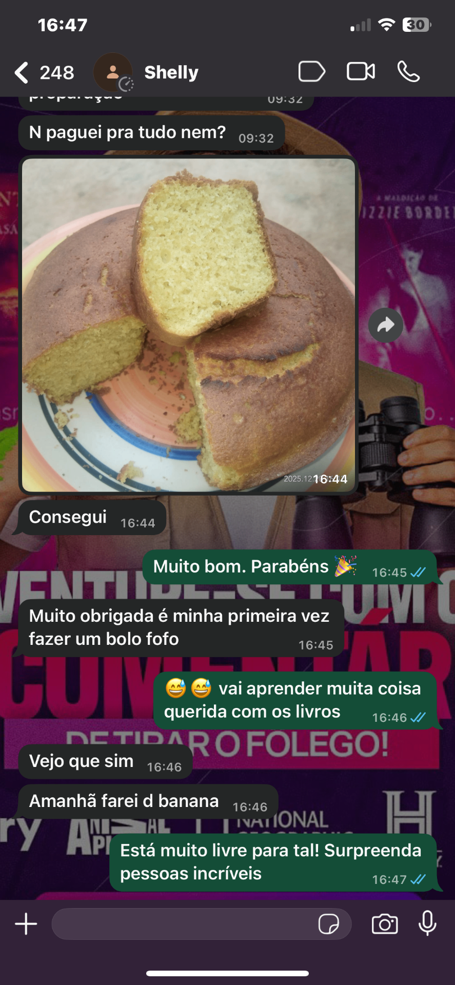 Cliente mostrando o bolo fofo que fez pela primeira vez com o Kit