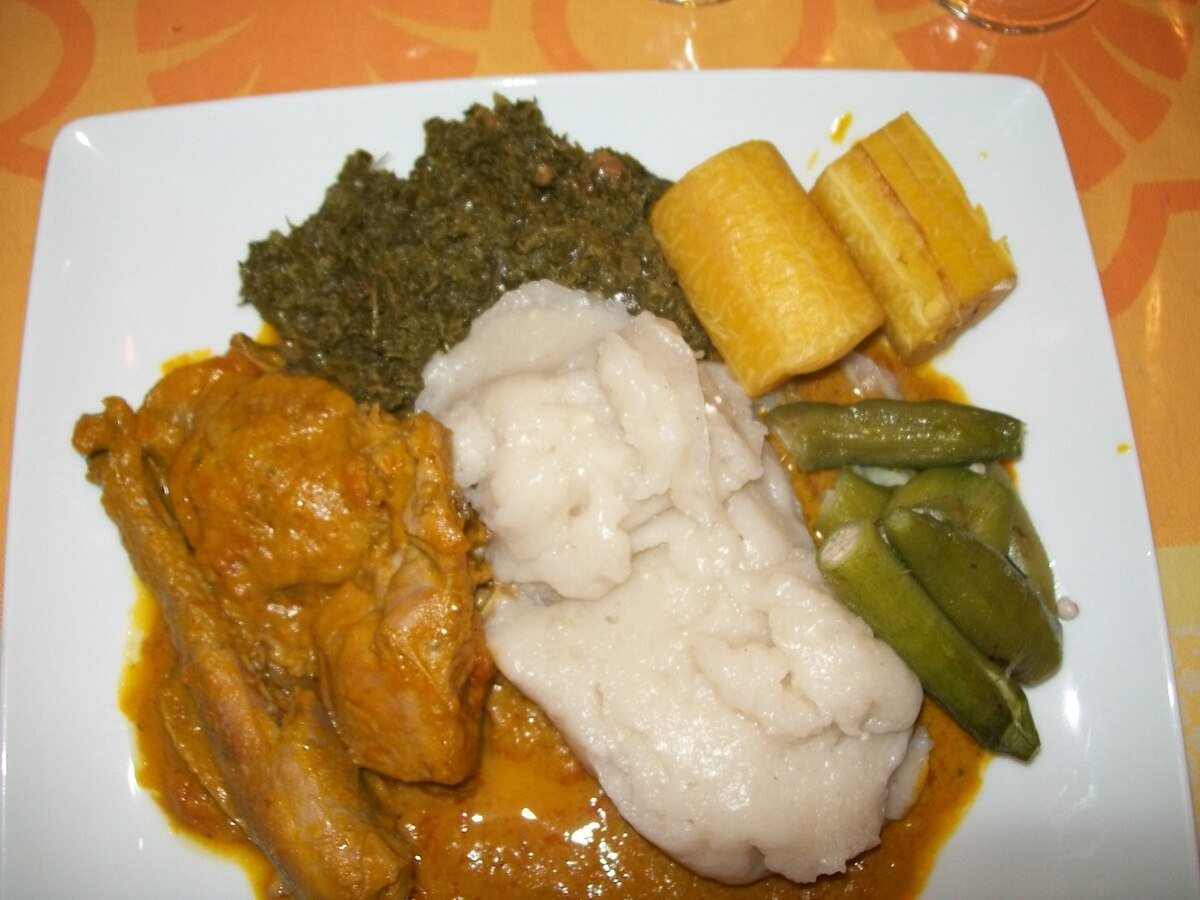 Funge com kizaka, frango e quiabos