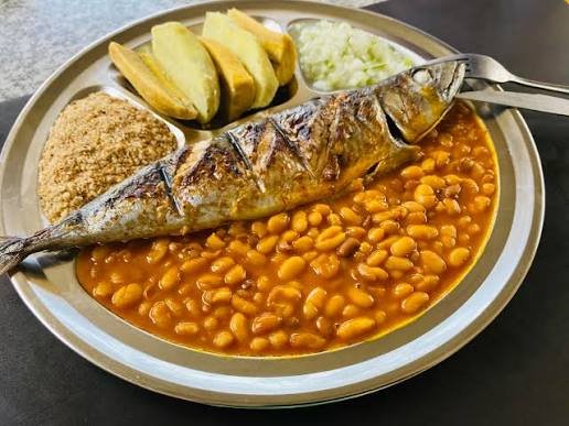 Peixe grelhado com feijão
